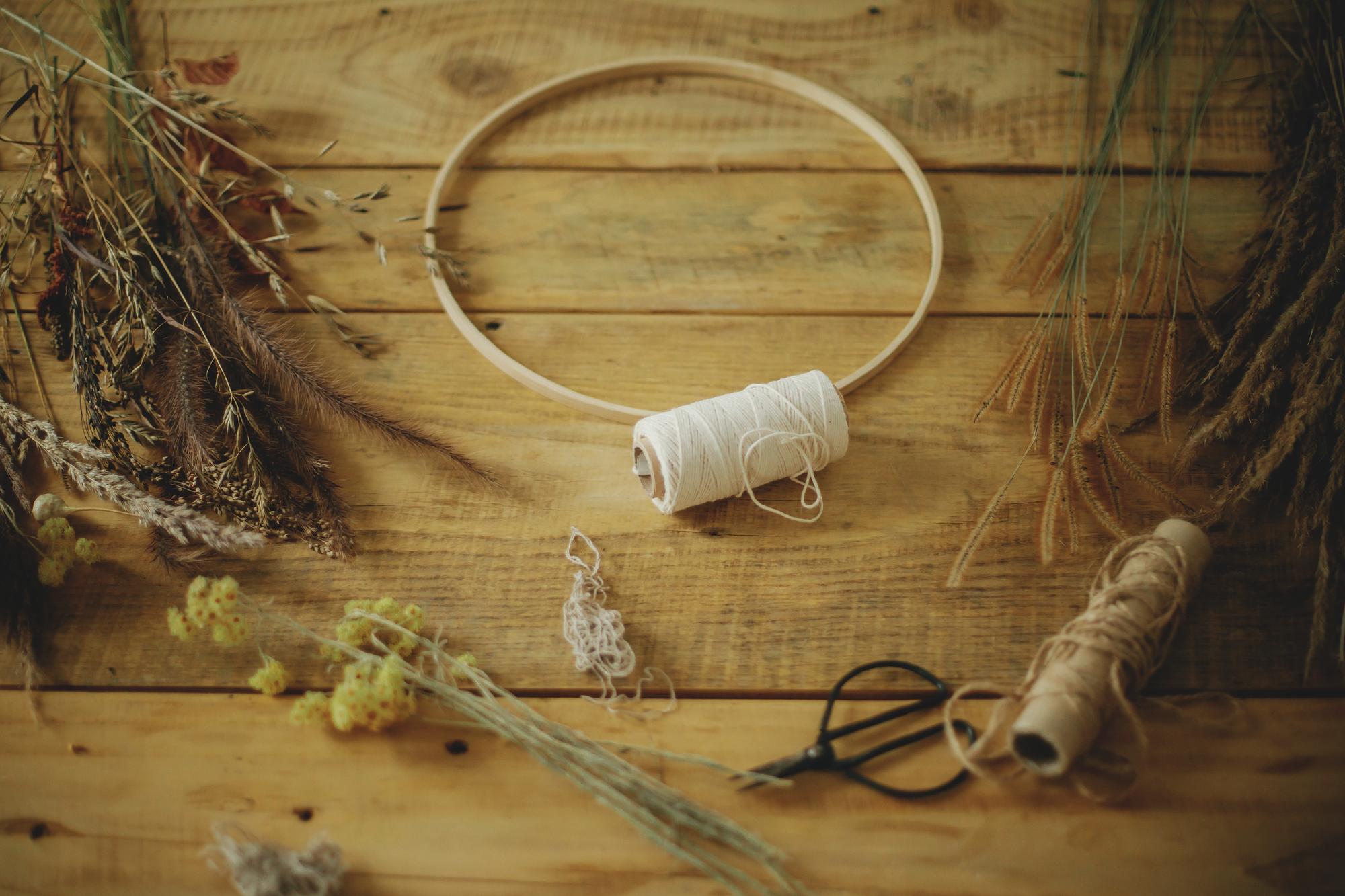 Studio con telaio e filati naturali su tavolo